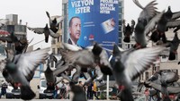 Penampakan poster besar Erdogan di tengah Kota Istanbul (Foto: Dok. Reuters)