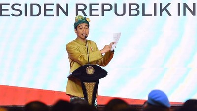 Foto: Gaya Jokowi Berbusana Adat Bali yang Curi Perhatian