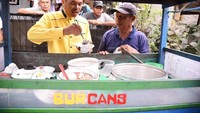 Dibalik gerobak bubur kacang hijau, Dedi menyendokkan sendiri bubur untuknya. Katanya, melayani sendiri bisa sesuai selera. Foto: Instagram @dedimulyadi71