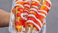 Ini namanya Sostel alias sosis telur. Dengan menggunakan alat khusus, telur akan otomatis membalut sosinya. Tambahkan dengan mayonnaise dan saus sambal. Foto: Instagram @mandala_sostel