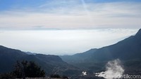 Begitu sampai, kami beristirahat di warung yang ada di sana sekaligus untuk menyewa tenda dan alas tidur, merapikan barang, dan mendaki pukul 16.00 WIB. Tak lupa melapor terlebih dahulu kepada pos penjagaan depan dengan menyertakan kartu identitas (Niken Purnamasari/detikTravel)