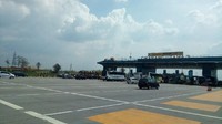 Setelah KM 40, kendaraan kembali bisa melaju kencang. Termasuk ketika akan melewati Gerbang Tol Cikarang Utama di KM 29. Tampak tak ada antrean berarti.  (Foto: Dwi Andayani/detikcom)