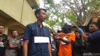 Pemeran pengganti Feri Rezaldi (18) memperagkan adegan saat ditebas gergaji oleh Beler. Korban asal Rawamerta itu luka parah sedalam 9 sentimeter. Feri meninggal di RS Lira Medika Karawang. (Foto: Luthfiana Awaluddin/detikcom)