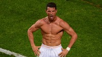 Selain Jojo, Cristiano Ronaldo juga langganan buka baju setelah cetak gol. Tubuh kekarnya juga bikin semua orang gagal fokus. Foto: Lars Baron/Getty Images