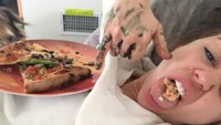 Ada tomat, jamur, hingga asparagus yang menjadi topping pizza kesukaan Miley. Foto: Instagram @mileycyrus
