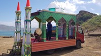 Musala berjalan yang dibikin Polisi Loteng bisa muat 12 orang sekaligus imamnya. Tak hanya itu, pihaknya juga menyediakan truk tanki 5000 ribu liter yang dioperasikan bersamaan sebagai tempat wudhunya (Dok. Polres Lombok Tengah)