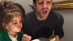 Menikah Bulan Lalu, Begini Kemesraan Cesc Fabregas dan Keluarga saat Makan Bareng