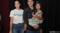 Aktor Vino G Bastian menemani istrinya Marsha Timothy untuk menghadiri press screening film Kulari Pantai.  Foto: Noel/ detikHOT