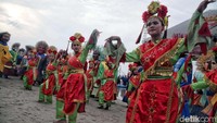 Selain itu ada juga juga musik tanjidor, iring iringan delman hias, palang pintu betawi, penari petawi dan juga pencak silat serta lenong betawi yang khas.