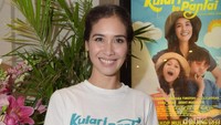 Sang putri yang mengenakan dress bernuansa pantai itu pun tak nampak nyaman di gendongan ayahnya.  Foto: Noel/ detikHOT