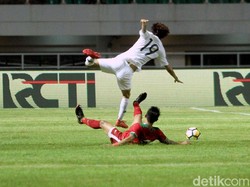 Kecepatan pemain Korsel membuat pertahanan Indonesia kewalahan.