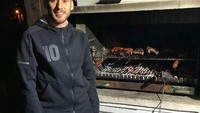 Salvio hanya berfoto atau dirinya yang masak ya? Sajian daging panggang khas Argentina ini memang sangat digemari. Ini juga jadi salah satu makanan kesukaan pesepakbola ganteng ini. Foto: Instagram @totosalvio