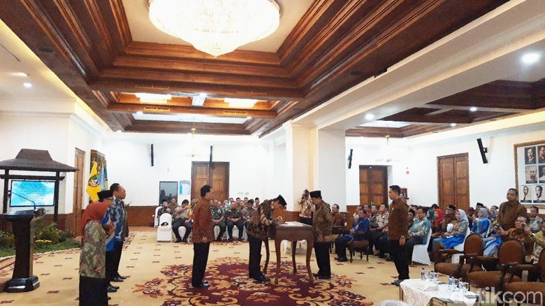 Jabatan Tak Boleh Kosong, Pakdhe Karwo Lantik 3 Kepala Daerah Jabatan Tak Boleh Kosong, Pakdhe Karwo Lantik 3 Kepala Daerah