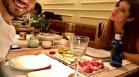 Sedang berada di Madrid, Ia dan sang istri pun terlihat sedang makan malam berdua. Aduh, ganteng banget ya Salvio. Foto: Instagram @totosalvio