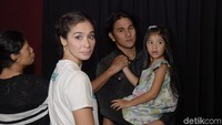 Keduanya mengajak putri semata wayang yang bernama Jizzy Pearl Bastian, 4 tahun.  Foto: Noel/ detikHOT