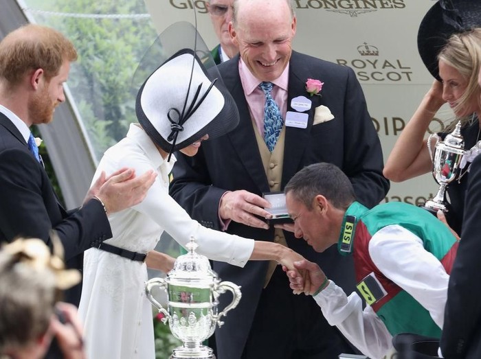 Tangan Meghan Markle dicium pria asing di Royal Ascot. Foto: Getty Images Tangan Meghan Markle dicium pria asing di Royal Ascot. Foto: Getty Images
