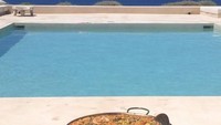 I cooked Paella for lunch, tulisnya. Wah, ternyata pesepak bola yang kini berusia 31 tahun itu bisa masak! Enak nggak ya masakannya? Foto: Instagram cescf4bregas