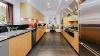 Di dalam rumah, properti ini dilengkapi dengan dapur gourmet dan peralatan stainless steel. Istimewa/cnbc.com