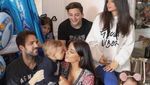 Menikah Bulan Lalu, Begini Kemesraan Cesc Fabregas dan Keluarga saat Makan Bareng