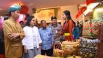 Foto: Gaya Jokowi Berbusana Adat Bali yang Curi Perhatian