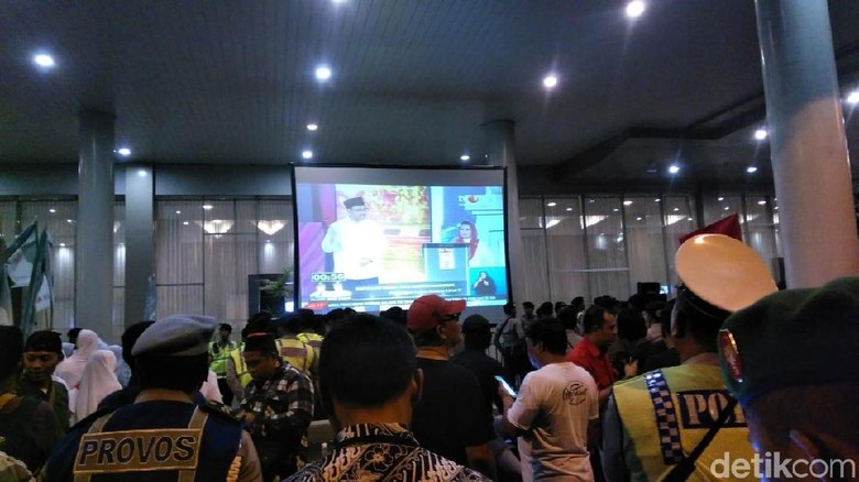 Saat Pendukung Nonton Debat Cagub Jatim Terakhir Lewat Layar Lebar Saat Pendukung Nonton Debat Cagub Jatim Terakhir Lewat Layar Lebar