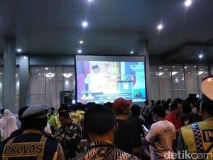 Saat Pendukung Nonton Debat Cagub Jatim Terakhir Lewat Layar Lebar