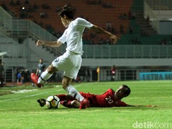 Bek Indonesia mampu memotong umpan silang yang dilepaskan pemain Korsel.