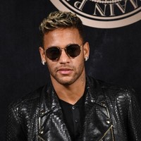 Ketika Neymar pertama kali datang (di Barcelona), kondisi rambutnya rusak parah. Rambutnya sudah terlalu banyak digonta-ganti, mulai dari gaya sampai warna. Pertama yang aku lakukan adalah memangkas rambutnya, dan merawatnya. Sekarang rambutnya selembut sutera, kata Wagner. Foto: Getty Images