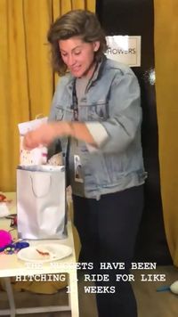 Katy Perry Dapat Kado <i>Chicken Nugget</i> dari Fans Indonesia, Reaksinya Kocak!