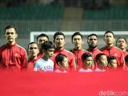 Para punggawa Timnas Indonesia menyanyikan lagu Indonesia Raya sebelum laga dimulai.