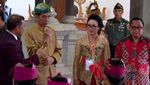 Foto: Gaya Jokowi Berbusana Adat Bali yang Curi Perhatian