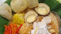 Komplet banget ya nasi liwet yang disantap @jenz.tan di Warung Nasi Liwet Bu Sami Loji Wetan ini. Porsinya besar, arehnya melimpah dan dilengkapi kerupuk rambak. Mantap benar! Foto: Instagram @jenz.tan