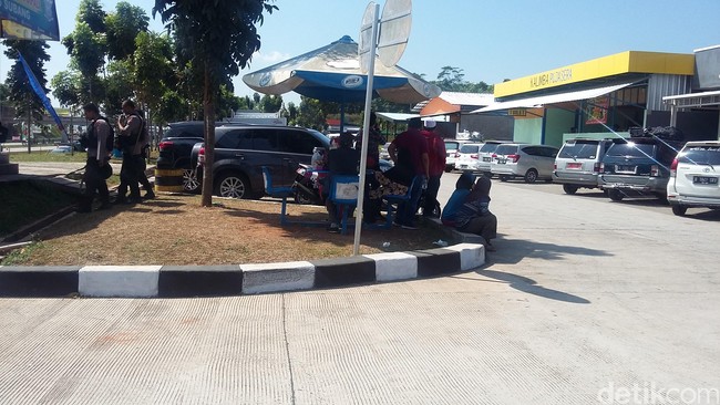 Kebiasaan Buruk saat Nyetir yang Bikin Boros Bensin Kebiasaan Buruk saat Nyetir yang Bikin Boros Bensin