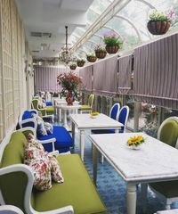 Di 5 Tempat Ini Bisa Makan Enak Plus Rawat Diri di Salon  
