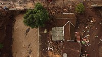 Tampak batang-batang pohon menumpuk di rumah warga. ANTARA FOTO/Zabur Karuru.