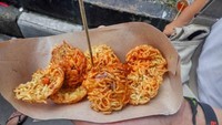 Pernah cicip ini? Omelete telur dengan tambahan mi berbentuk mini ini terlihat sangat enak. Diberi saus dan bubuk cabai, rasanya makin mantap. Foto: ceritakulineruk.wordpress