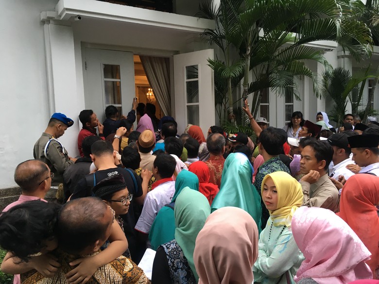 Warga Antre Hadiri Open House Anies di Rumah Dinas Warga Antre Hadiri Open House Anies di Rumah Dinas