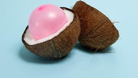 Buah kelapa ini diganti dengan balon merah muda yang berukuran pas dengan lingkaran kelapa. Foto: Instagram @vanessamckeown
