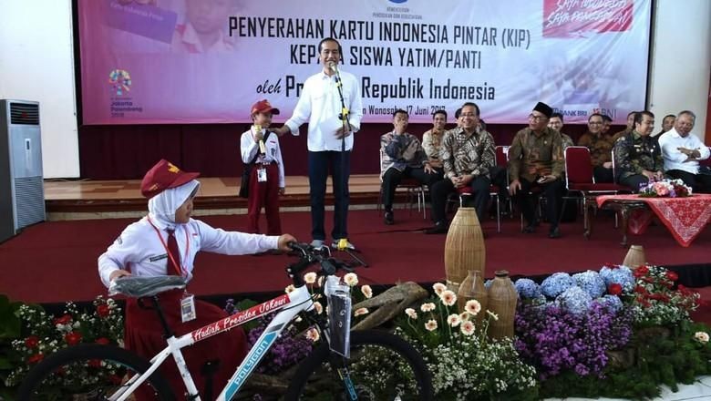 Jokowi Masih Bisa Bagi-bagi Sepeda di Masa Kampanye Jokowi Masih Bisa Bagi-bagi Sepeda di Masa Kampanye