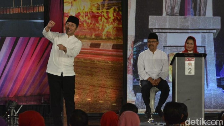 Terkait e-KTP: Gus Ipul Ingin Ambil Alih Layanan, Emil Jemput Bola Terkait e-KTP: Gus Ipul Ingin Ambil Alih Layanan, Emil Jemput Bola