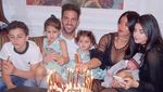 Menikah Bulan Lalu, Begini Kemesraan Cesc Fabregas dan Keluarga saat Makan Bareng