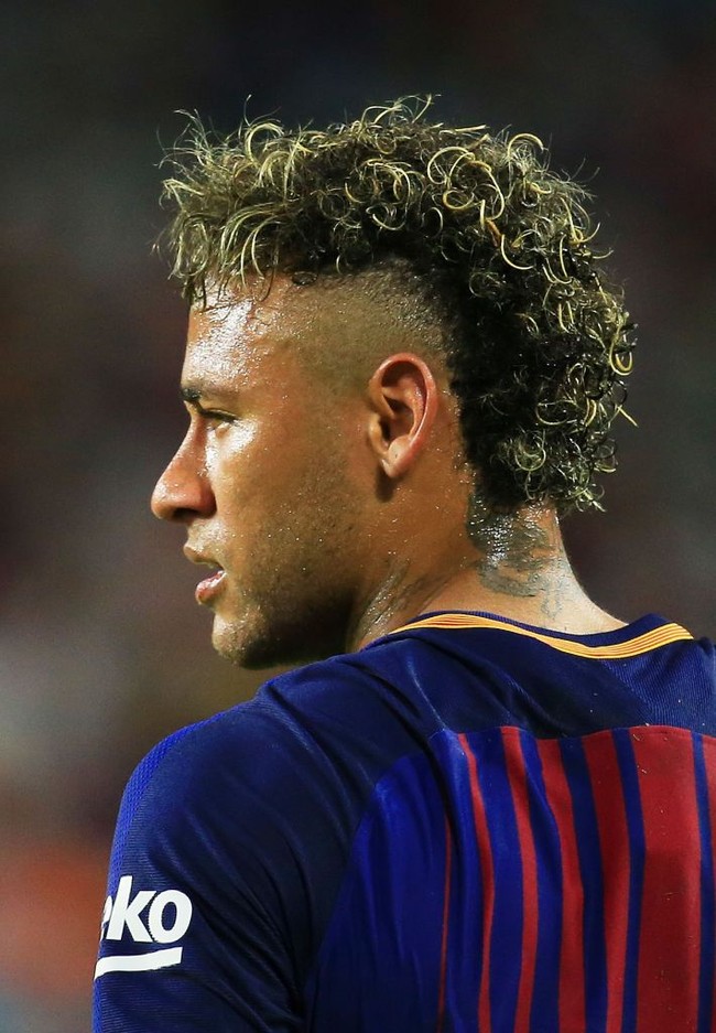 Ternyata Neymar mengeluarkan biaya tak sedikit untuk menata rambutnya. Seperti dikutip dari Soccerladuma, ia bisa menghabiskan uang jutaan rupiah hanya untuk mendandani rambutnya itu. Foto: Getty Images