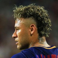 Ternyata Neymar mengeluarkan biaya tak sedikit untuk menata rambutnya. Seperti dikutip dari Soccerladuma, ia bisa menghabiskan uang jutaan rupiah hanya untuk mendandani rambutnya itu. Foto: Getty Images