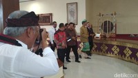 Setiap kali Presiden Jokowi melihat alat musik khas Bali, Basuki pun sering mengabadikan dengan kameranya. Foto: Hendra Kusuma