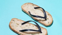 Irisan roti yang telah berjamur ini dibuat menjadi sandal yang unik, dan tentunya membuat kita yang melihatnya menjadi tertawa. Foto: Instagram @vanessamckeown