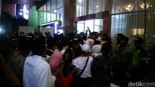 Paslon Masuk Venue, Pendukung Tak Bergelang Memaksa Masuk