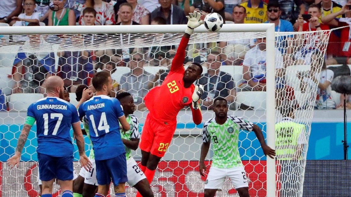 Aksi Francis Uzoho, kiper termuda Piala Dunia 2018, saat membuat clean sheet dalam kemenangan Nigeria atas Islandia (Foto: Jorge Silva/Reuters)