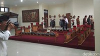 Basuki memotret Jokowi di ISI Denpasar. Foto: Hendra Kusuma