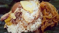 Libur lebaran hampir semua warung nasi liwet di Solo buka. Salah satunya warung Yu Lestari di Jl/ M.E Martadinata Solo. Racikannya mantap ya! Foto: Instagram