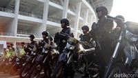 Selain pelaksanaan apel pasukan pengamanan Asian Para Games, dilaksanakan pula simulasi pengamanan yang akan dilakukan oleh tim pengamanan ajang olahraga internasional ini.